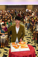 组图：34岁吴尊父女同天文莱庆生 女儿甜蜜示爱