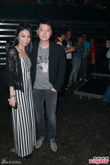 组图：陈奕迅演唱会化浓妆 搞怪献唱掀高潮