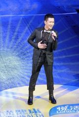 组图：何晟铭出席时尚活动 帅气优雅展绅士风度 