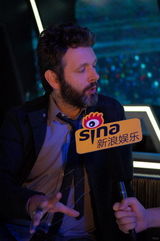 高清图：动漫展专访迈克尔-辛 和小浪亲密接触