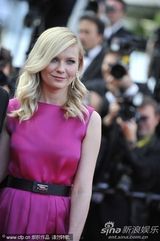 组图：邓斯特戛纳走秀紫红裙装简约亲切