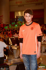 幻灯图：侯选港姐热裤清凉现身当众玩球