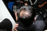 独家：李代沫拷手铐离开派出所 戴帽衫蒙面低调