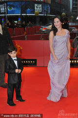 幻灯：《猎人》首映 米特拉-哈加个性民族装抢眼球 