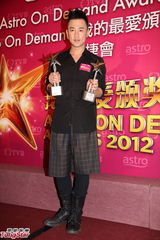 组图：杨怡和马国明登马来西亚视帝视后宝座