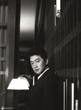 组图：邵峰复古造型写意光影人生