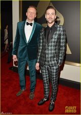 组图：Macklemore&Ryan Lewis组合复古西服亮相