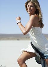 高清组图：詹妮弗-安妮斯顿真空装沙漠拍写真
