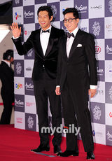 组图：金柱赫和吴志浩亮相红毯展成熟魅力