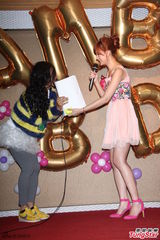 组图：安心亚粉裙亮相歌迷会 台上跳舞性感甜美