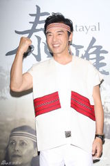 组图：钟镇涛代言原住民乐团比赛手持弓箭摆拍