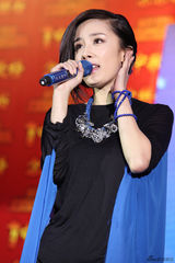 组图：杨幂首次登台献唱 妆容精致着装靓丽