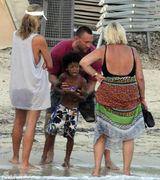 组图：曝超模海蒂-克鲁姆与保镖海滩亲密疑有新恋情