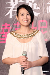 幻灯图：刘若英“脱掉高跟鞋”展亲切 演高难“绸吊”