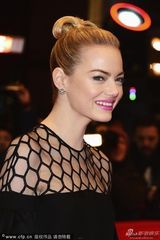 组图：《克鲁德一家》首映 凯奇携妻恩爱亮相