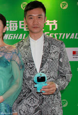 组图：黄志忠亮相电视节 两帝一后走红毯