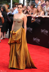 高组图：《哈7下》纽约首映 艾玛低胸礼服亮相