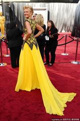 高清组图：南希-奥德尔深V礼服闪亮打头阵