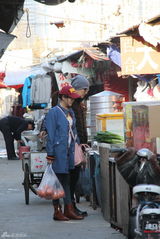 组图：严宽杜若溪甜蜜相伴逛菜场