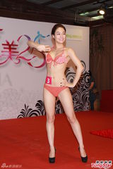 组图：亚姐泳装火辣秀胸 怪咖多女版王祖蓝现身