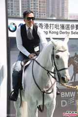 组图：甄子丹骑马潇洒 爱驹或取名“爱诗诗”