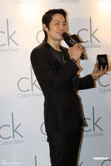 组图：吴建豪西装笔挺代言 与粉丝握手拥抱无架子 