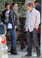 组图：赛琳娜与63岁大叔谈笑风生 痛甩比伯阴影