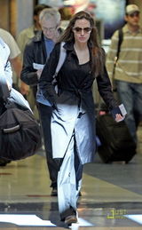 幻灯图集：皮特朱莉看球激吻 力破不和传闻