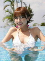 组图：筱田麻里子各式比基尼上阵 大秀蛮腰美腿