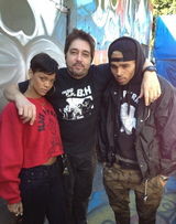 组图：蕾哈娜与男友兜风 卫衣翘臀似甜美小野猫