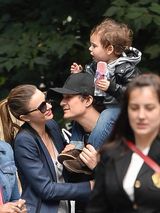 组图：奥兰多布鲁姆抱子出街 小宝贝专心舔棒冰