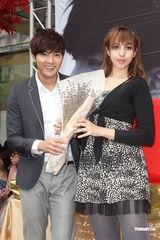 组图：贺军翔举办写真集《南法寄出》签售会