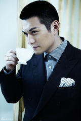 组图：严宽高富帅大片英气十足 展现优雅魅力