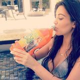 组图：金-卡戴珊晒海滩照 翘臀抛胸性感外露