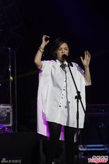 组图：刘思涵白衬衫酷帅开唱 回娘家谢粉丝