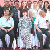 组图：海清不惧高温捞金 引礼仪小姐偷瞄