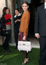 组图：奥利维亚-巴勒莫伦敦看秀 毛衣搭长裤