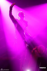 组图：金贤重开唱露胸耍性感 与gaga撞期仍火爆