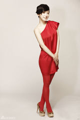 组图：陶飞霏一改朴素形象 圣诞红妆秀青春活力