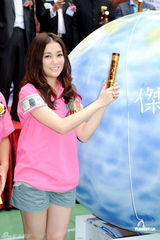 组图：谢安琪教子怜弱助贫 否认公司宣传缩水