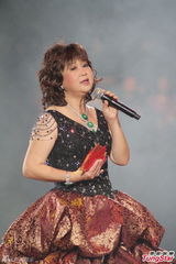 组图：朱咪咪红馆开唱 舞狮助兴飨歌迷