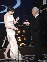 组图：奥斯卡现场-安妮-海瑟薇获最佳女配角