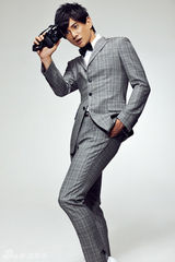 高清图：吴奇隆型男戴领结 打造另类黑色幽默