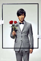 高清图：吴奇隆型男戴领结 打造另类黑色幽默