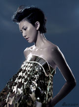 组图：孙燕姿雕镂金缕衣拍封面 自侃是人间凶器