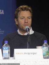 组图：《八月》记者会 朱莉娅-罗伯茨大笑谈片露乳沟