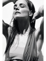 组图：凯蒂-赫尔姆斯登杂志封面 红色皮衣艳丽