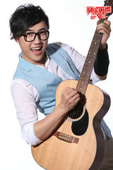 组图：快男杭州十四强诞生 流浪歌手感动全场