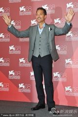 组图：竞赛片《内陆》发布会 女星黄衣配蓝裤抢镜