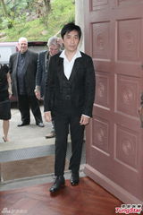 组图：王家卫受勋吻太太 梁朝伟张震到场力挺